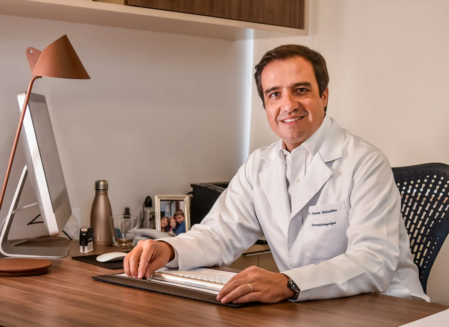 Prof. Dr. Leonardo Balsalobre, de jaleco, em seu consultório