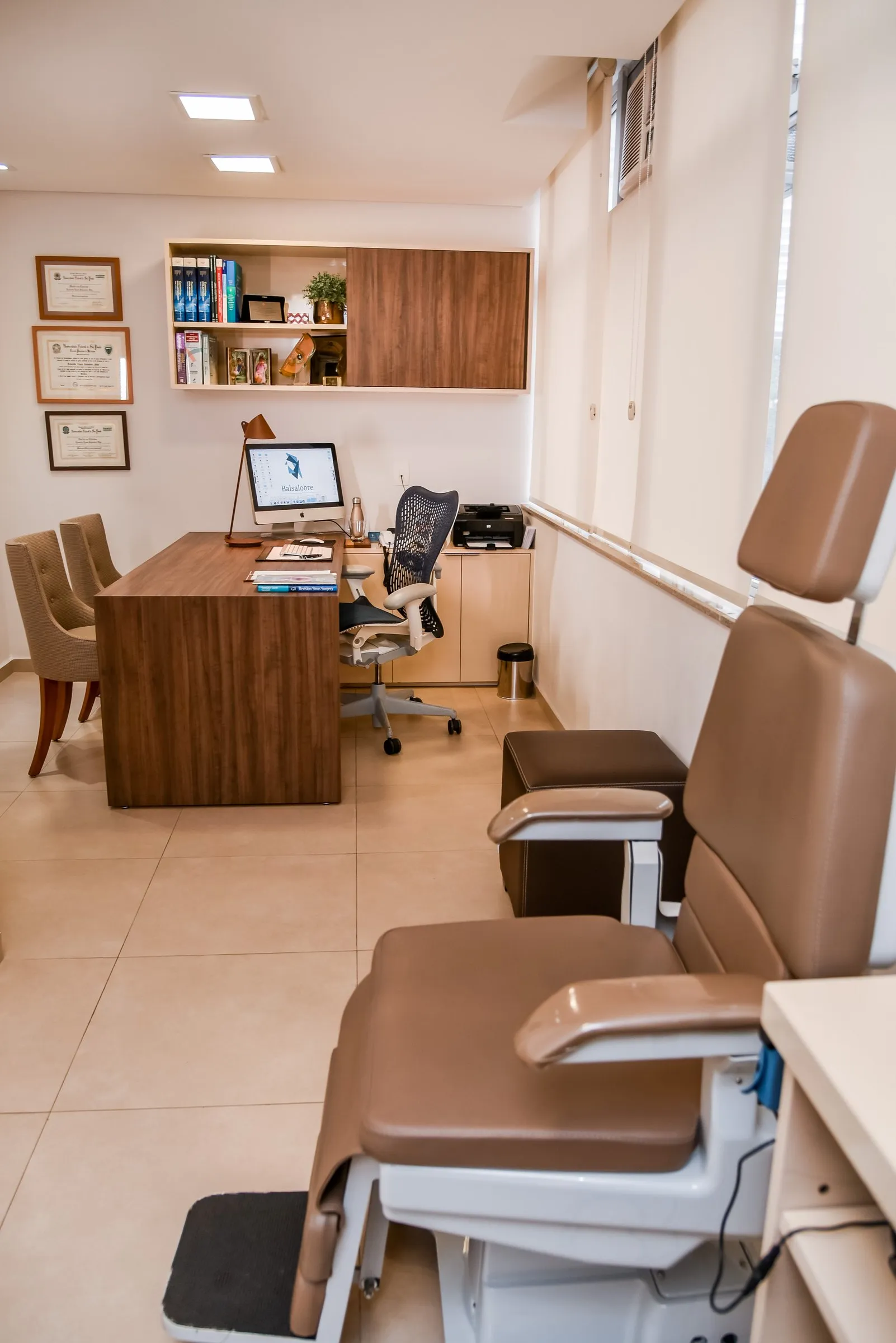 Consultório do Dr. Leonardo, com a mesa e a cadeira de exame