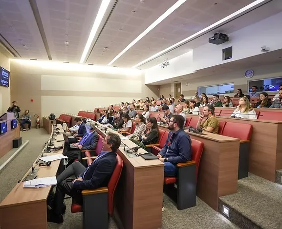 Auditório cheio durante uma aula teórica do curso