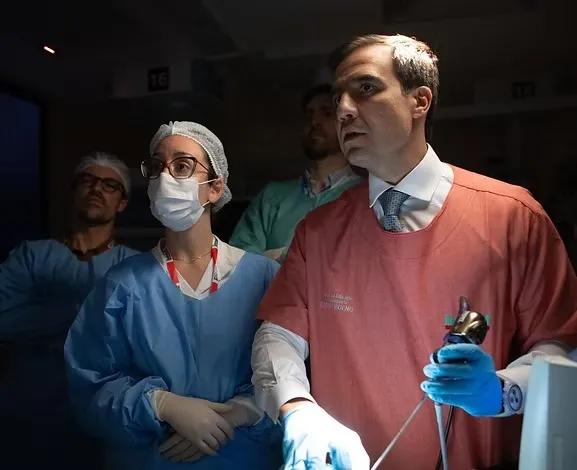 Dr. Leonardo Balsalobre demonstra a técnica com o endoscópio para alunos de um curso
