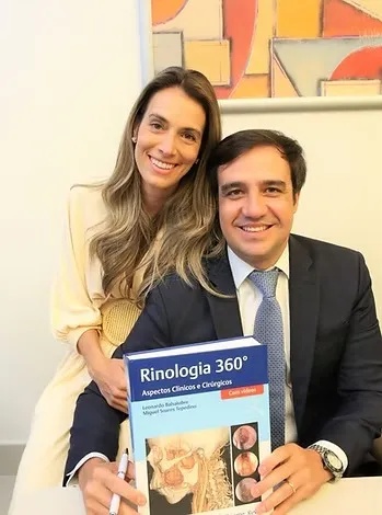 Dra. Raquel Stamm e Dr. Leonardo Balsalobre com o livro Rinologia 360° nas mãos